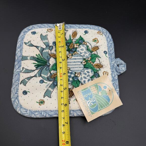Vintage Kitchen Oven Mitt Blue and White Wreath Design - Picture 3 of 5
